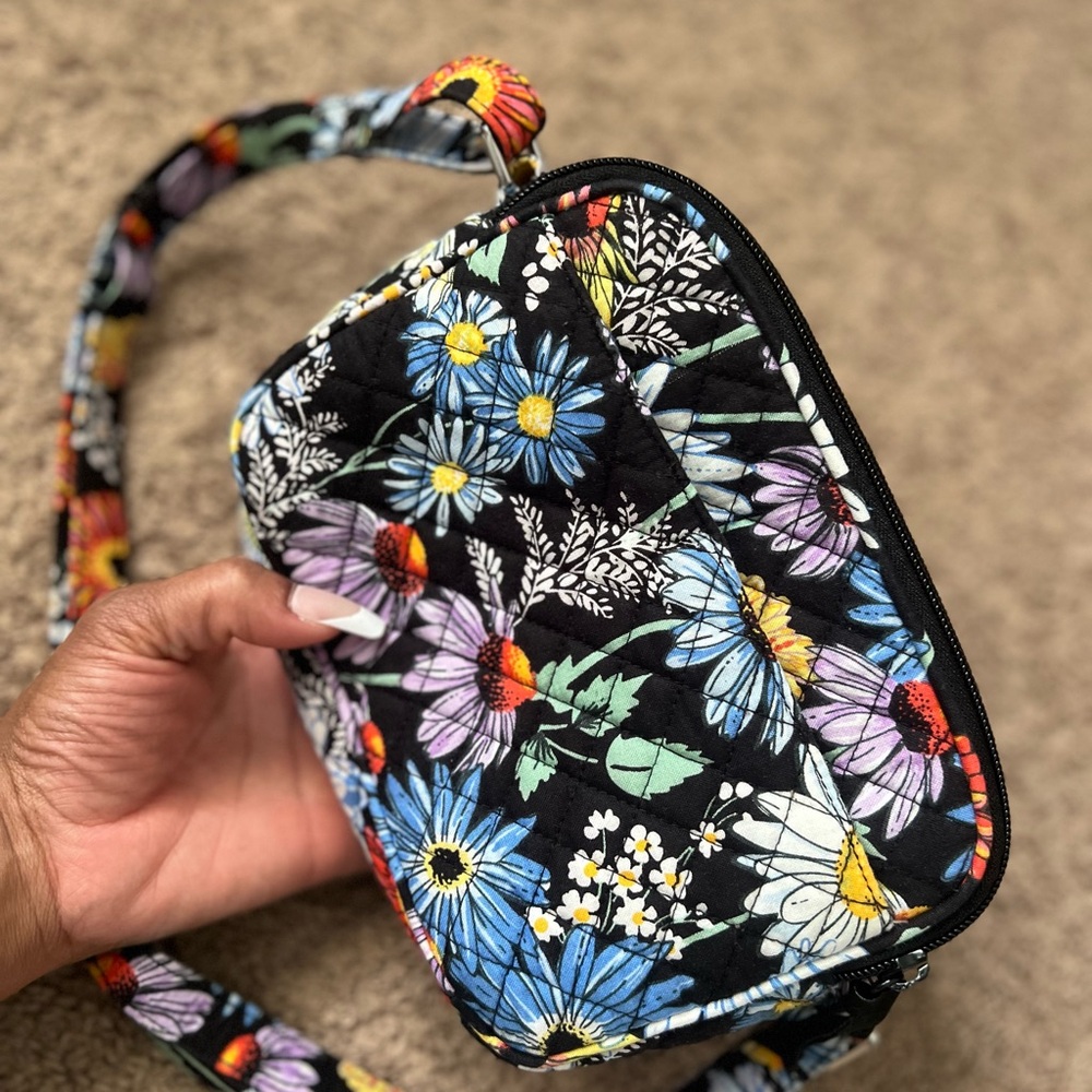 Vera Bradley- Evie Crossbody in Daisies